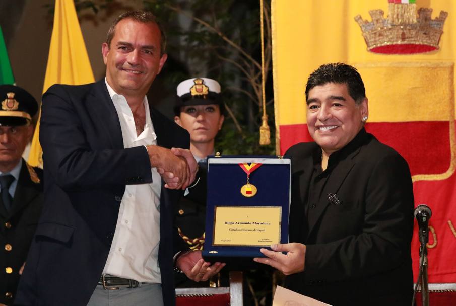 Diego Armando Maradona e il sindaco De Magistris. Afp